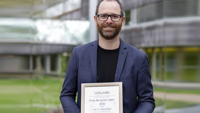 Professor Rupert Seidl, TUM, mit der Urkunde zum Preis der Guten Lehre 2020