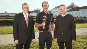 Gruppenfoto der Preisverleihung an PD Dr. Sebastian Seibold