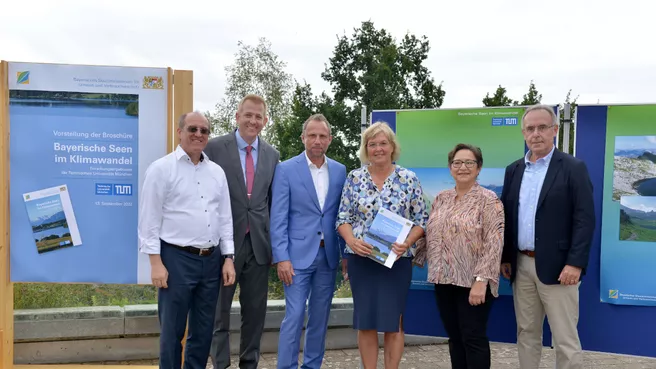 Gruppenbild von der Vorstellung der neuen Broschüre in Iffeldorf 