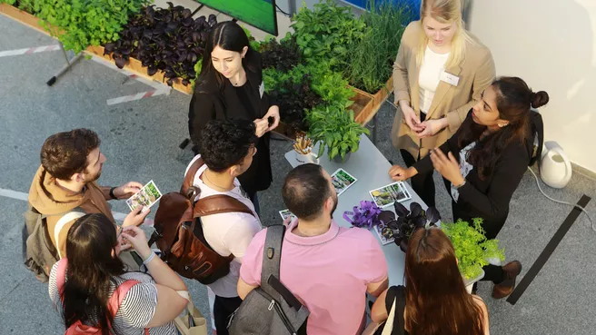 Interessierte Studierende bei der Karrieremesse