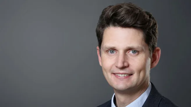 Porträt Prof. Sebastian T. Meyer