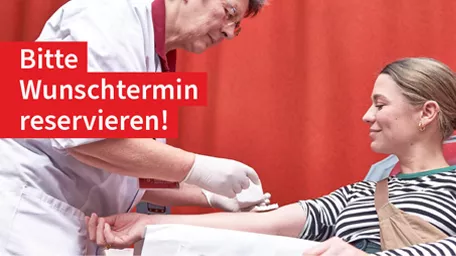 Junge Frau beim Blutspenden