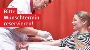 Junge Frau beim Blutspenden