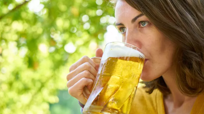 Forschende untersuchen die Haltbarkeit von Bier in Weihenstephan  