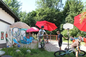 Kinder am Fahrradfahren im Vorhof des TUM Kinderhorts Freising