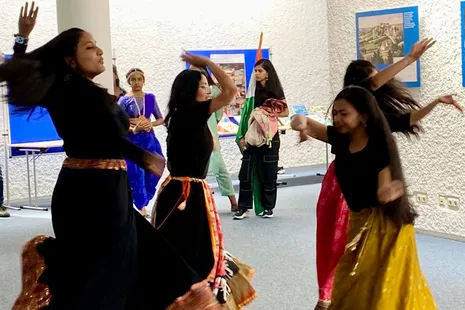 Vorührung mit klassischem Tanz, Kleidung und Musik aus Indien.