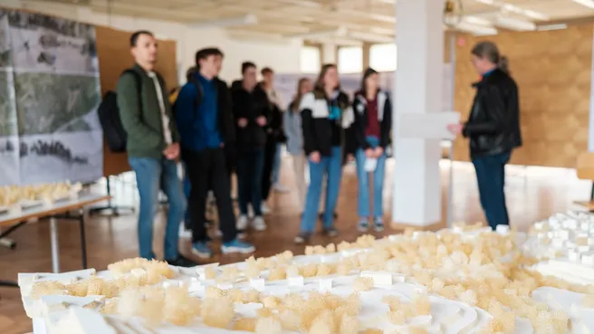 Studieninteressierte in der Ausstellung der Abschlussarbeiten