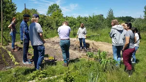 Studierende und Ackercoachin Ruth im Schulgarten