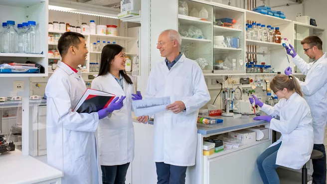 Porf. Bernhard Küster with his research team