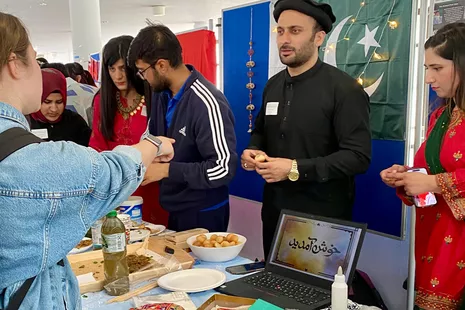 Pakistanische Speisen und die traditionelle Kleidung kennenlernen.