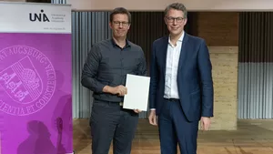 Foto der Preisverleihung an Prof. Heiko Briesen 