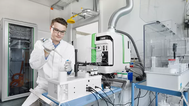 Teammitglied von Prof. Samoza im Labor
