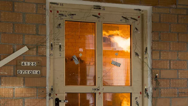 Prüfung einer Brandschutztür im großen Prüffeld