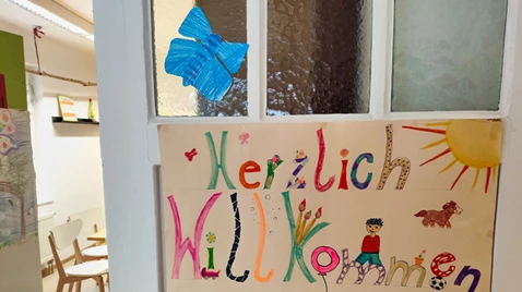 Door with the words “Welcome” at the TUM after-school care center at the Weihenstephan campus.