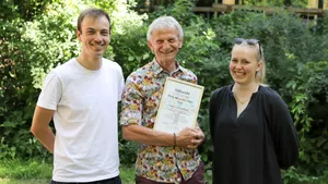 Foto von TUM Prof. Michael Suda (Mitte) und zwei Studiernden (Links und Rechts) mit dem Preis für gute Lehre 2022 im Bereich Forst beim Sommerfest der Förster