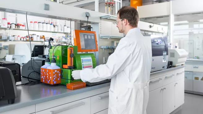 Wissenschaftler analysiert Zellen mit Hilfe eines Flow Cytometers