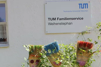 Eingangsschild des TUM Kinderhorts Freising