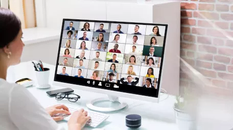 Eine Mutter nimmt an einem Elterninfoabend per Zoom teil.