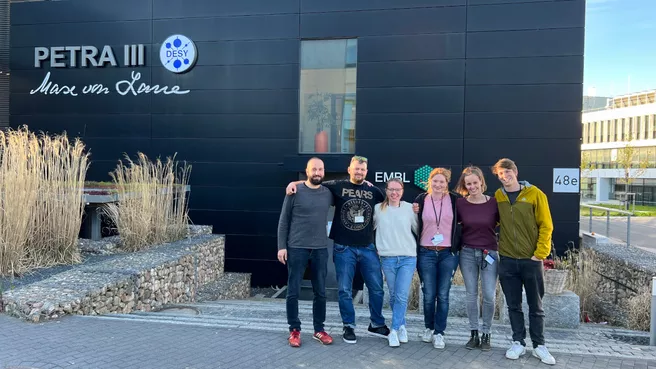 Gruppen-Foto des Lehrstuhlteams vor dem Deutschen Elektronen-Synchrotron (DESY)