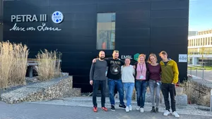 Gruppen-Foto des Lehrstuhlteams vor dem Deutschen Elektronen-Synchrotron (DESY)