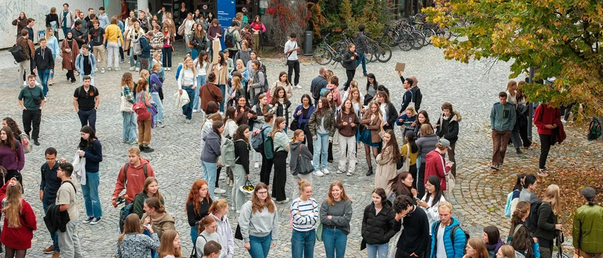 Studierende während der First Contact Week am Campus Weihenstephan (Bild: A. Heddergott / TUM)