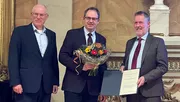 Preisträger Prof. Dr. Willibald Windisch mit Urkunde 