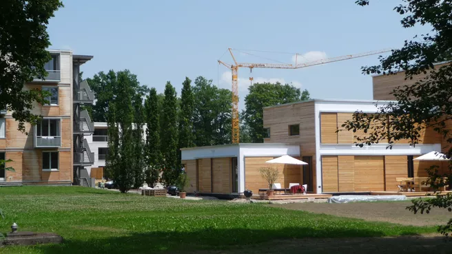 Beispiel für innovative Holznutzung: aus vorgefertigten Holzbauteilen errichtete Wohnhäuser in der City of Wood in Bad Aibling 