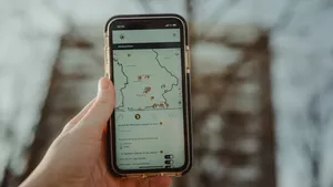 Handy mit dem Baysics-Datenportal