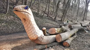 Geschnitze Schlange aus gefälltem Baum