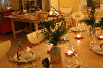 Weihnachtlich gedeckter Tisch im TUM Kinderhort Freising