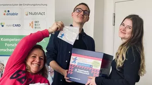 Bürger beim Einwerfen der Fragen in die Fragenbox
