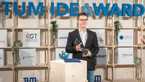 Preisübergabe an Manuel Stecker für den dritten Platz des TUM IdeaAward