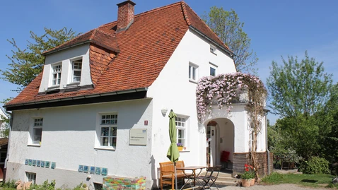 Exterior view of the TUM Family Service Villa, daycare center on the Weihenstephan campus.