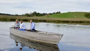 Boot der Forschungsstation Iffeldorf auf einem See