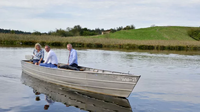 Boot der Forschungsstation Iffeldorf auf einem See