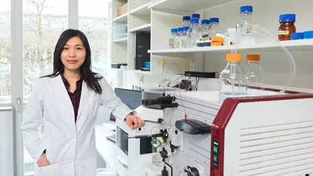 Dr. Chien-Yun Lee im Labor des Lehrstuhls für Proteomik und Bioanalytik vor Geräten für die Massenspektrometrie 