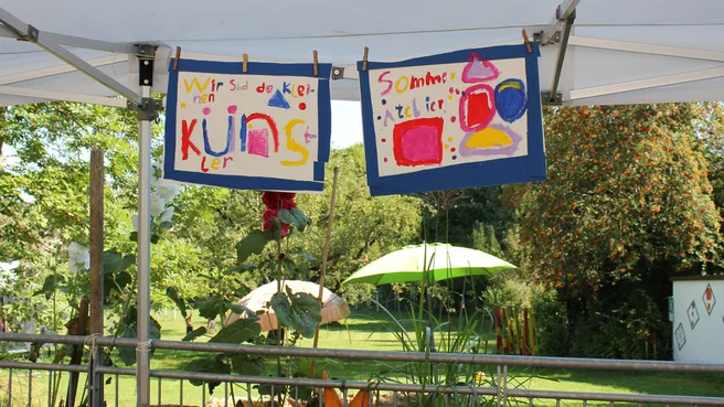 Blick von der Terrasse in den Garten des Kinderhorts