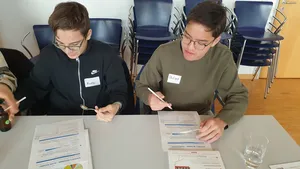 Teilnehmer des Boys‘ Day beim Sensoriktest