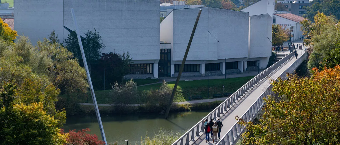 Die TUM Jubiläumsbrücke verbindet das Campuszentrum mit dem Nordareal.