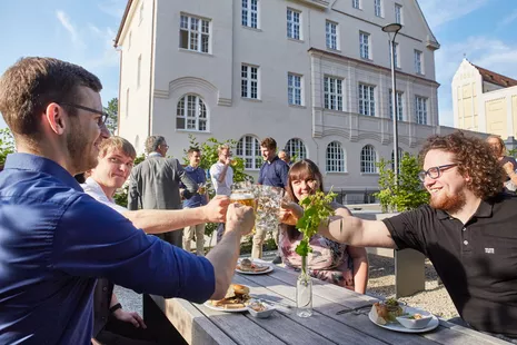 Studierende zusammen vor dem StudiTUM Weihenstephan