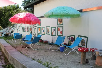 Liegestühle im Garten des TUM Kinderhorts Freising
