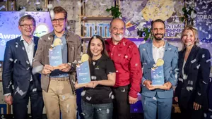 The winners of the TUM IDEAward with representatives of TUM, UnternehmerTUM and Zeidler-Forschungs-Stiftung.