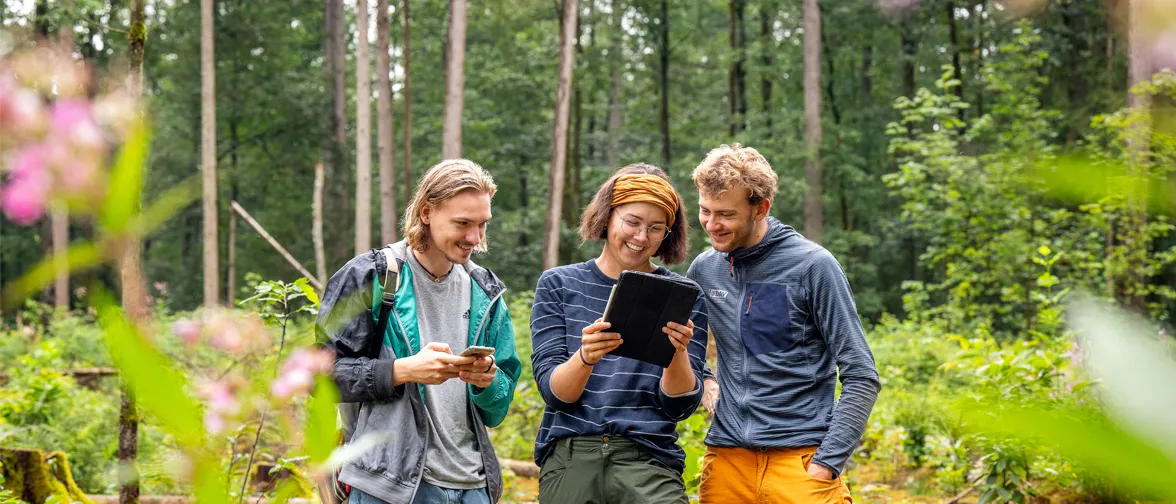 Studierende des Bachelor Forstwissenschaft und Ressourcenmanagement im Uni-Wald Weihenstephan. Forststudenten bei einer Vorlesung im Uni-Wald Weihenstephan