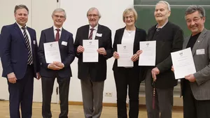 Bild der Verleihung der Ehrenmitgliedschaft an Prof. Ludwig Rainer 