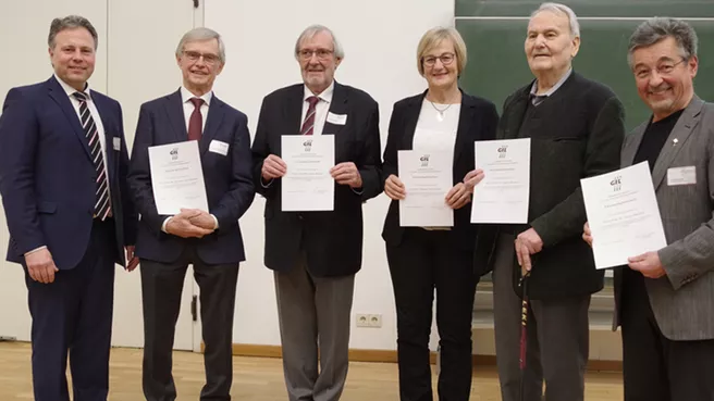 Bild der Verleihung der Ehrenmitgliedschaft an Prof. Ludwig Rainer 