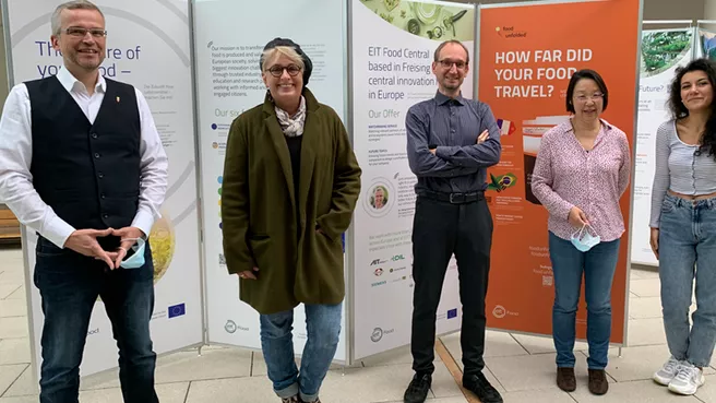 Dr. Georg Schirrmacher (Direktor EIT Food Central), Claudia Luksch vom Hans-Eisenmann-Zentrum der TUM,  Prof. Dr. Thomas Skurk vom ZIEL,  Yu-Mi Lee und Gabriela Dimitrova ( beide EIT Food) bei der Eröffnung im ZIEL