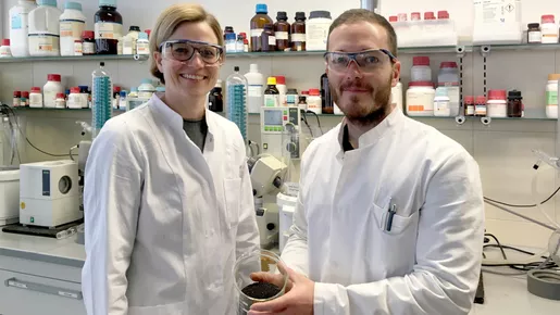 Corinna Dawid und Christoph Hald im Labor