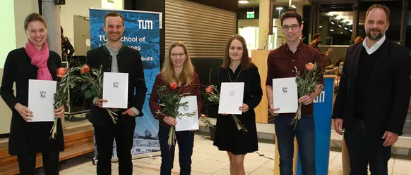 The mayor of Freising, Tobias Eschenbacher, congratulates the TUM graduates on the best Master theses of the academic year 2021/2022 (from left to right: Teresa Hoiß, Markus Stimmelmayer, Teresa Mittermair, Vera Baron, Lukas Hans, OB Tobias Eschenbacher. Not in the picture: Alexander Wolf). Foto TUM