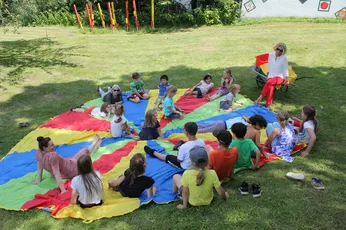 Spielende Kinder im Garten des TUM Kinderhorts Freising