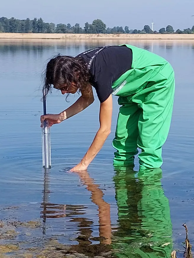 Prof. Waldvogel nimmt eine Sedimentprobe in einem Baggersee